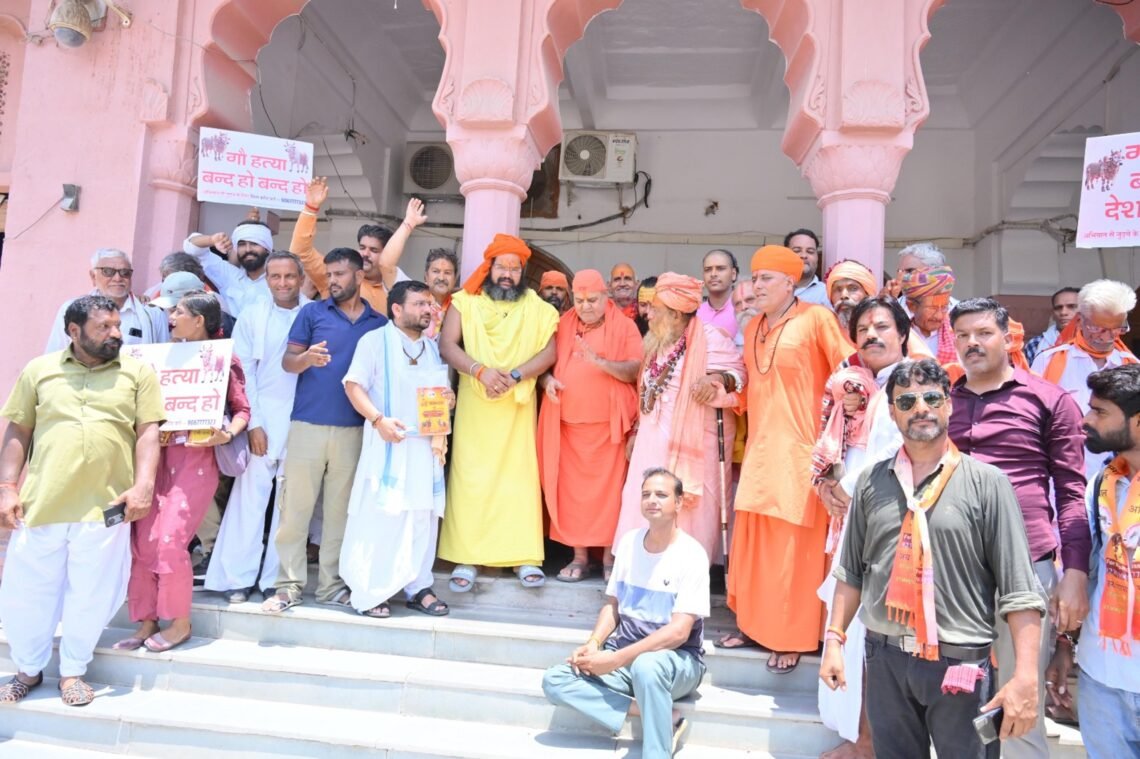 गाय को राष्ट्रमाता का दर्जा देने की मांग पर उमड़ा गौभक्तों का सैलाब, कलक्टर को सौंपे 11 लाख संकल्प पत्र