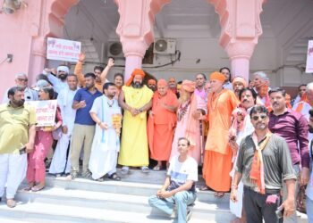गाय को राष्ट्रमाता का दर्जा देने की मांग पर उमड़ा गौभक्तों का सैलाब, कलक्टर को सौंपे 11 लाख संकल्प पत्र