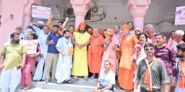 गाय को राष्ट्रमाता का दर्जा देने की मांग पर उमड़ा गौभक्तों का सैलाब, कलक्टर को सौंपे 11 लाख संकल्प पत्र