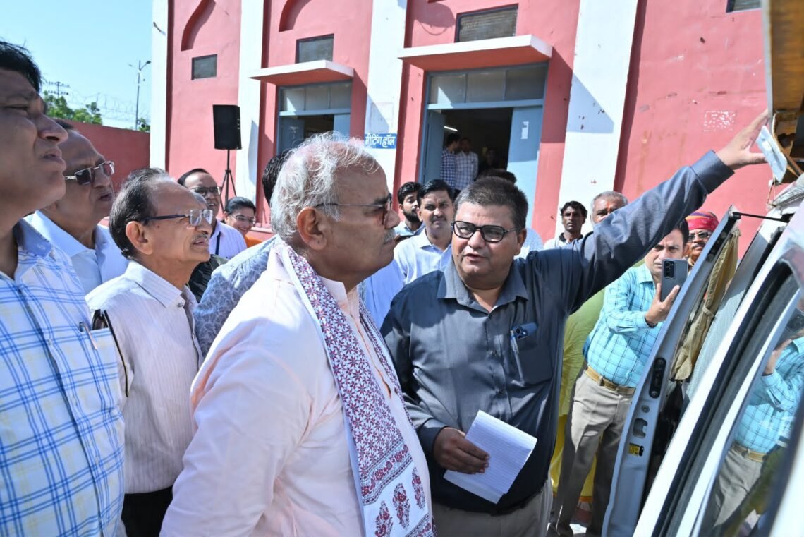 शिक्षा मंत्री मदन दिलावर ने किया निःशुल्क करिअर काउंसलिंग वैन का अवलोकन, प्रोजेक्ट की सराहना