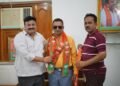 वार्ड 73 में भाजपा को मिला बड़ा समर्थन, बसपा प्रत्याशी रविन्द्र कुमार सारस्वत ने थामा दीपक पारीक का हाथ