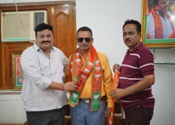 वार्ड 73 में भाजपा को मिला बड़ा समर्थन, बसपा प्रत्याशी रविन्द्र कुमार सारस्वत ने थामा दीपक पारीक का हाथ