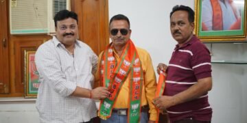 वार्ड 73 में भाजपा को मिला बड़ा समर्थन, बसपा प्रत्याशी रविन्द्र कुमार सारस्वत ने थामा दीपक पारीक का हाथ