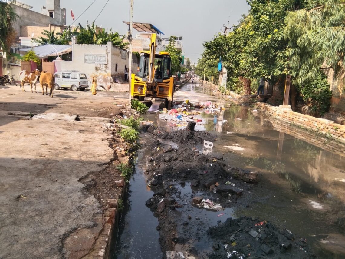 सालों बाद जगी उम्मीद, पारीक चौक के नाले के फिरेंगे दिन सेटेलाइट अस्पताल के पास युद्धस्तर पर शुरू हुआ सफाई अभियान