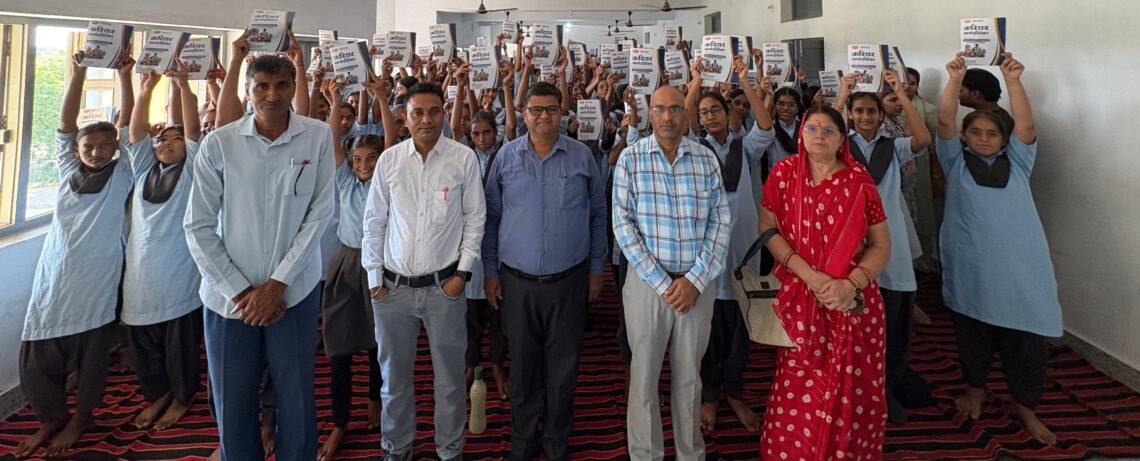 मोमासर और आड़सर की राजकीय स्कूलों में पहुँची बीकाजी-निर्विकल्प की कॅरिअर काउंसलिंग वैन