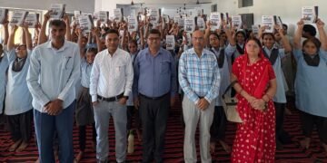 मोमासर और आड़सर की राजकीय स्कूलों में पहुँची बीकाजी-निर्विकल्प की कॅरिअर काउंसलिंग वैन