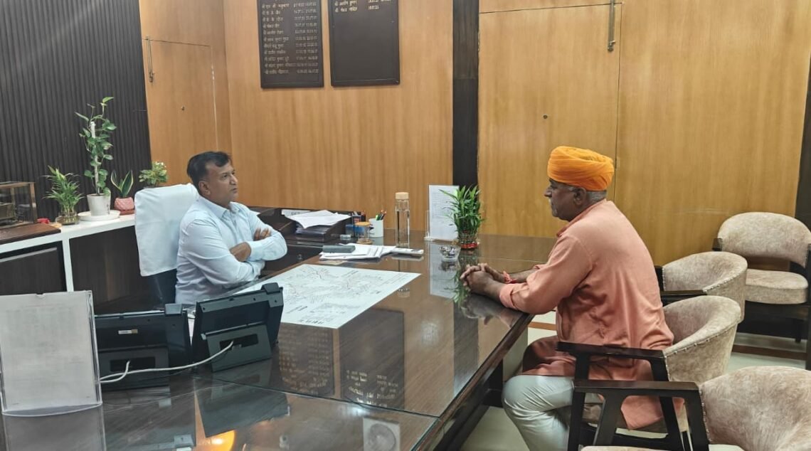 डीआरएम से मिले विधायक जेठानंद व्यास रेलवे फाटकों की समस्या के समाधान पर की चर्चा
