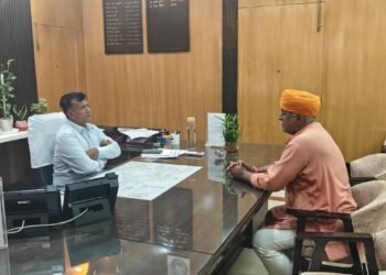 डीआरएम से मिले विधायक जेठानंद व्यास रेलवे फाटकों की समस्या के समाधान पर की चर्चा