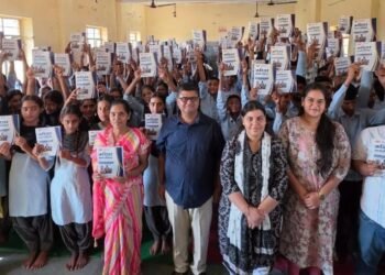 बीकाजी एवं निर्विकल्प फाउंडेशन की करिअर काउंसलिंग वैन पहुंची राजकीय उच्च माध्यमिक विद्यालय, सियाणा भाटियान, विद्यार्थियों को मिला करिअर मार्गदर्शन