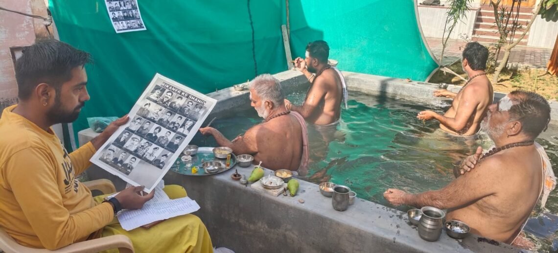 पितृपक्ष में शहीदों के सम्मान में सूर्य मंदिर में हुआ तर्पण, पोस्टर लगाकर दी श्रद्धांजलि