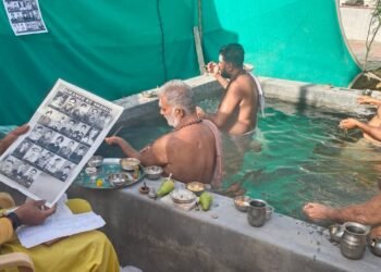 पितृपक्ष में शहीदों के सम्मान में सूर्य मंदिर में हुआ तर्पण, पोस्टर लगाकर दी श्रद्धांजलि