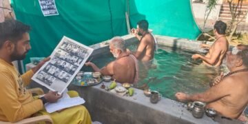 पितृपक्ष में शहीदों के सम्मान में सूर्य मंदिर में हुआ तर्पण, पोस्टर लगाकर दी श्रद्धांजलि