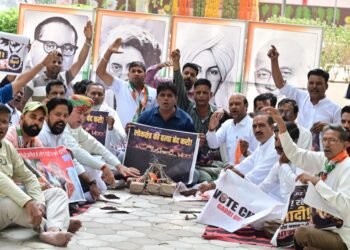 गांधी पार्क में सद्बुद्धियज्ञ कर लोकतंत्र की रक्षा का लिया संकल्प, मुख्य चुनाव आयुक्त के इस्तीफे की मांग